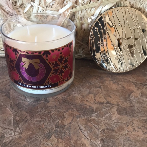 Bath and Bodyworks Frosted Cranberry three wick candle - Picture 1 of 6